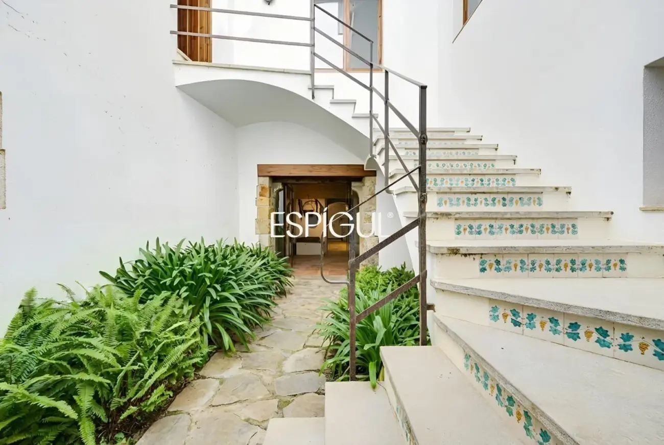 Exclusiva casa de pueblo con jardín en el centro