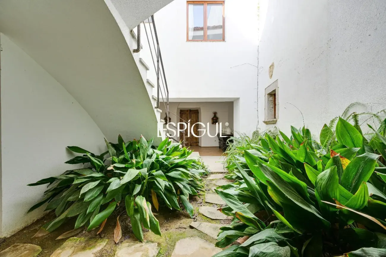 Exclusiva casa de pueblo con jardín en el centro