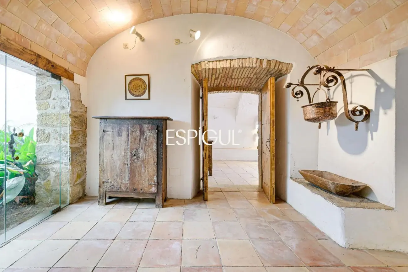 Exclusiva casa de pueblo con jardín en el centro