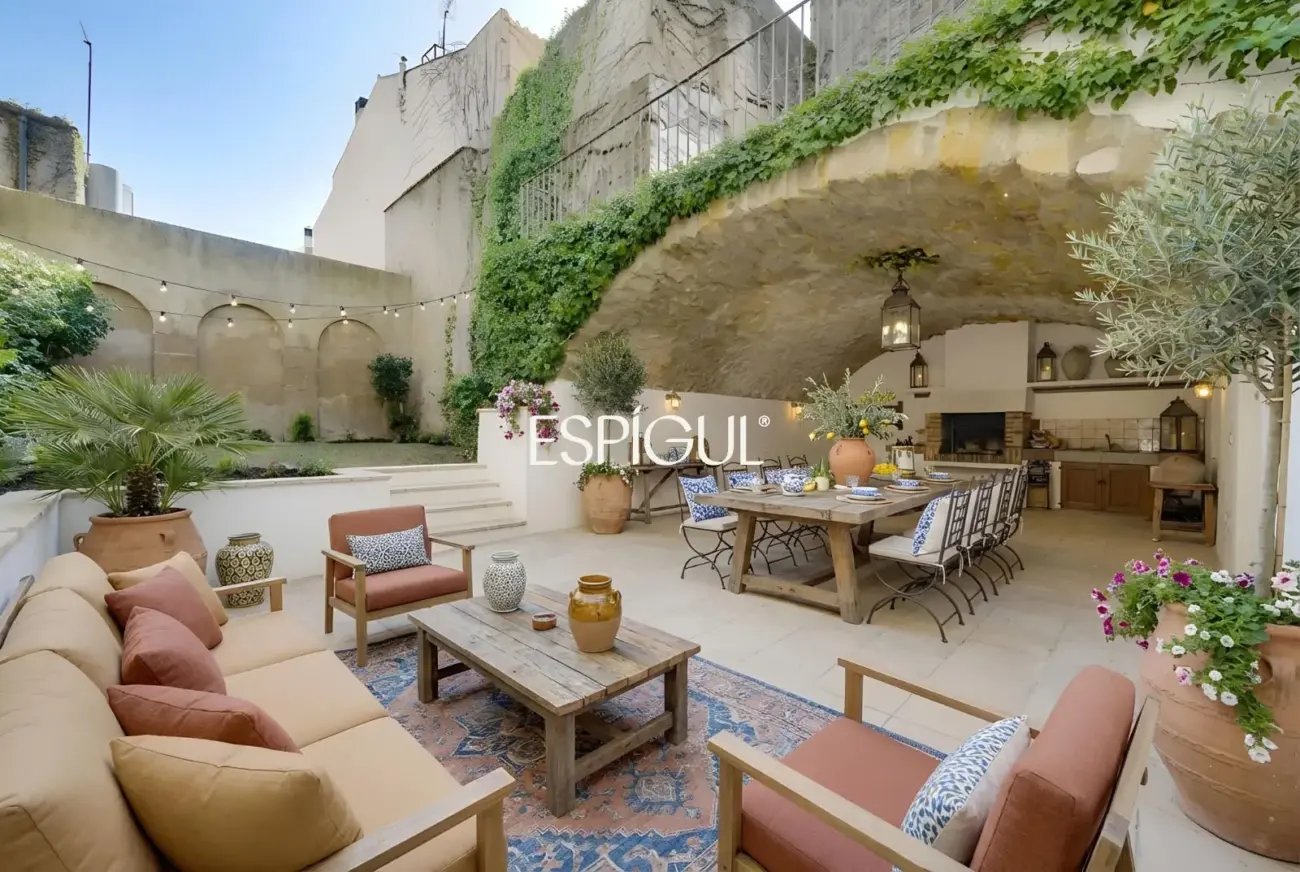 Exclusiva casa de pueblo con jardín en el centro