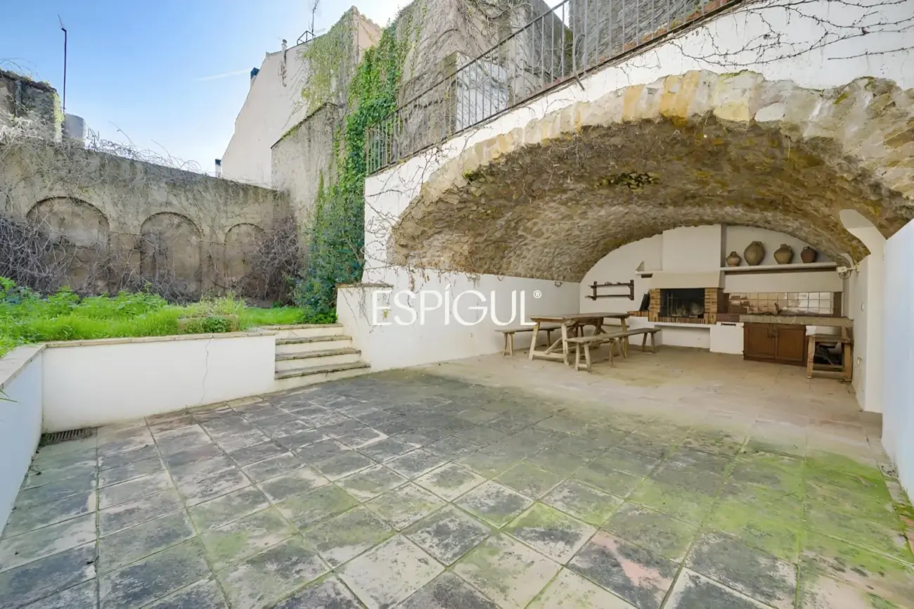 Exclusiva casa de pueblo con jardín en el centro