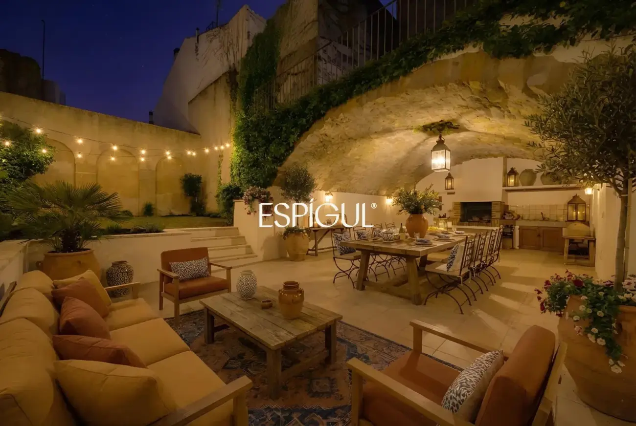 Exclusiva casa de pueblo con jardín en el centro