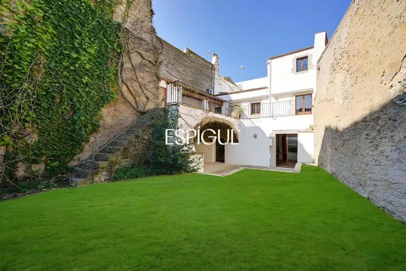 Exclusiva casa de pueblo con jardín en el centro
