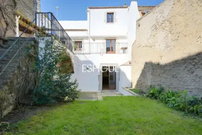 Exclusiva casa de pueblo con jardín en el centro