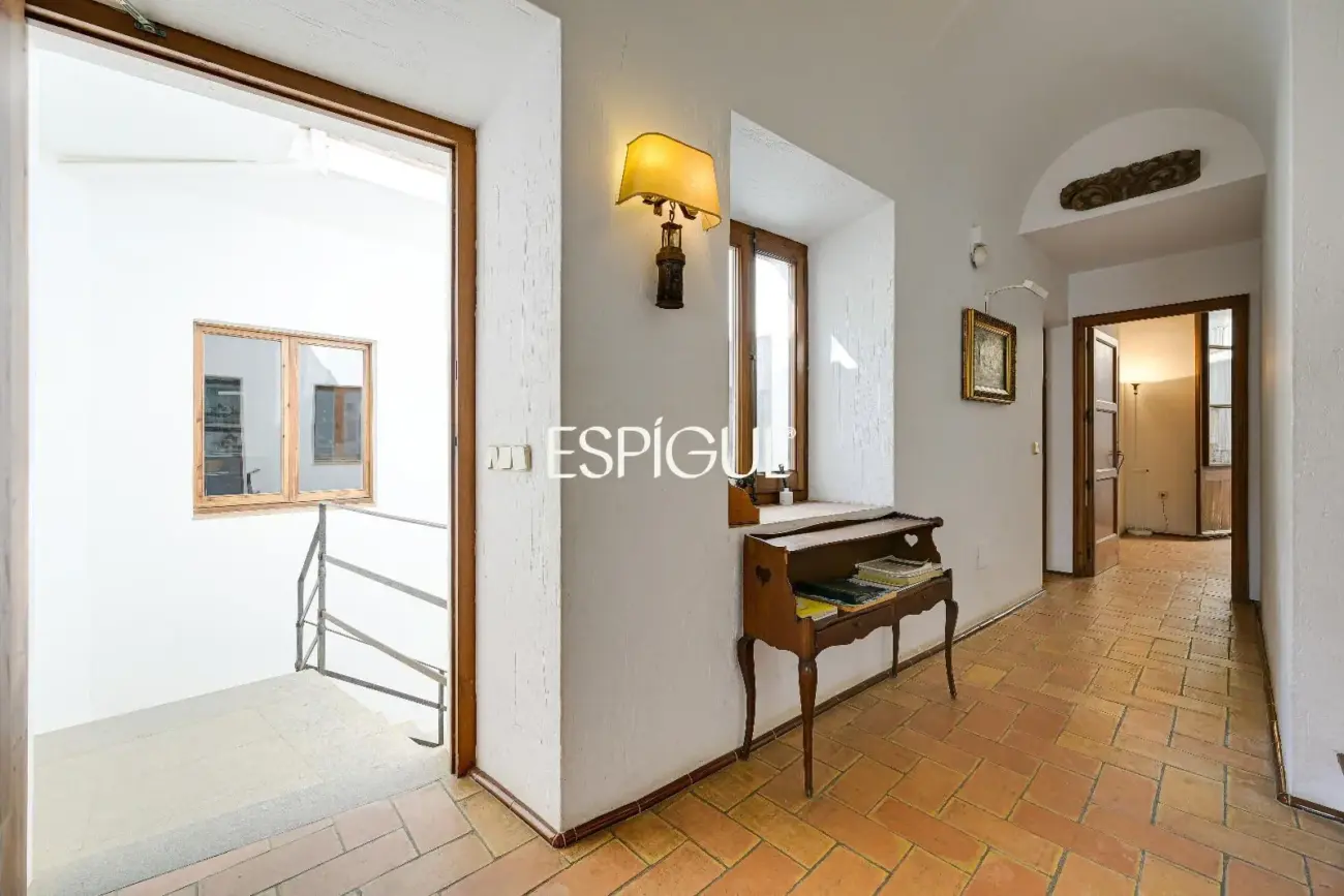 Exclusiva casa de pueblo con jardín en el centro