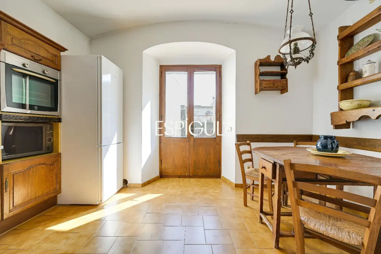 Exclusiva casa de pueblo con jardín en el centro