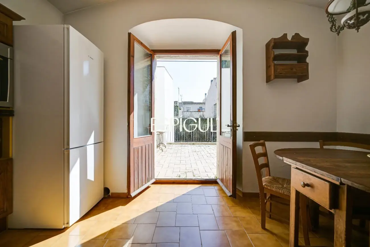 Exclusiva casa de pueblo con jardín en el centro