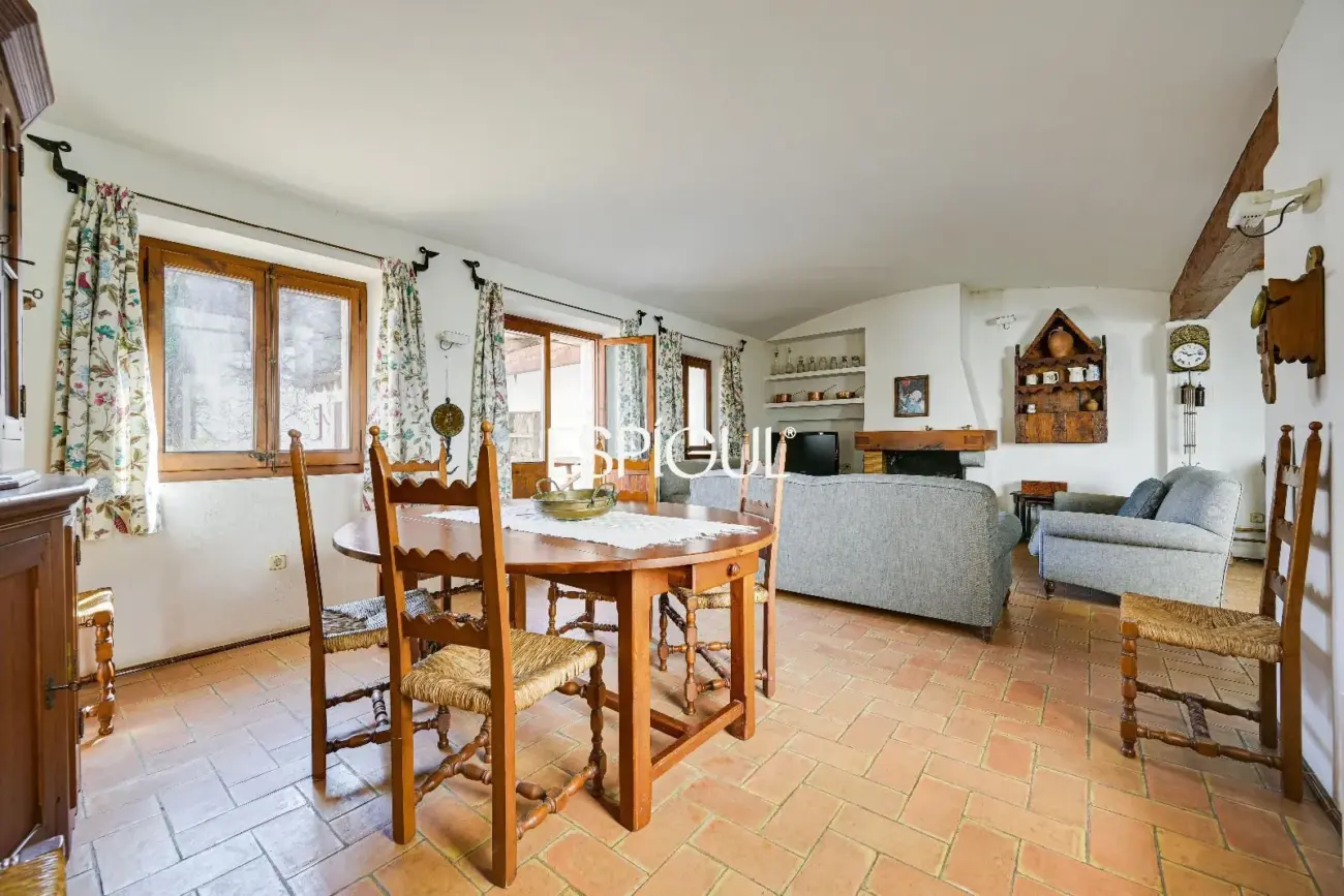 Exclusiva casa de pueblo con jardín en el centro