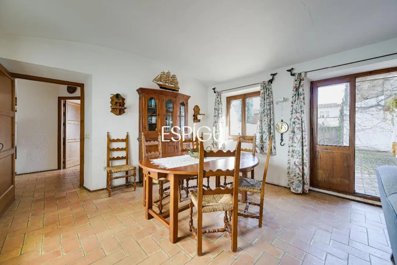 Exclusiva casa de pueblo con jardín en el centro