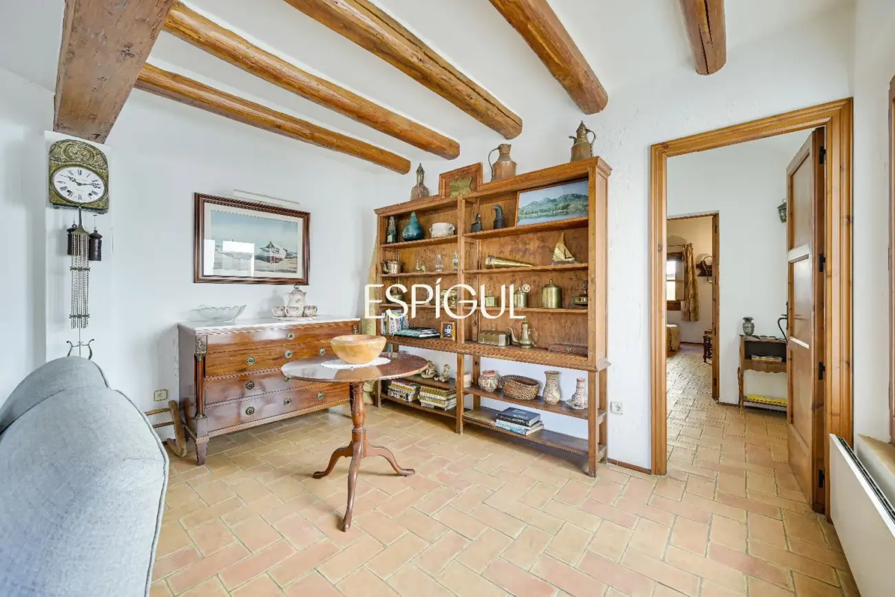 Exclusiva casa de pueblo con jardín en el centro