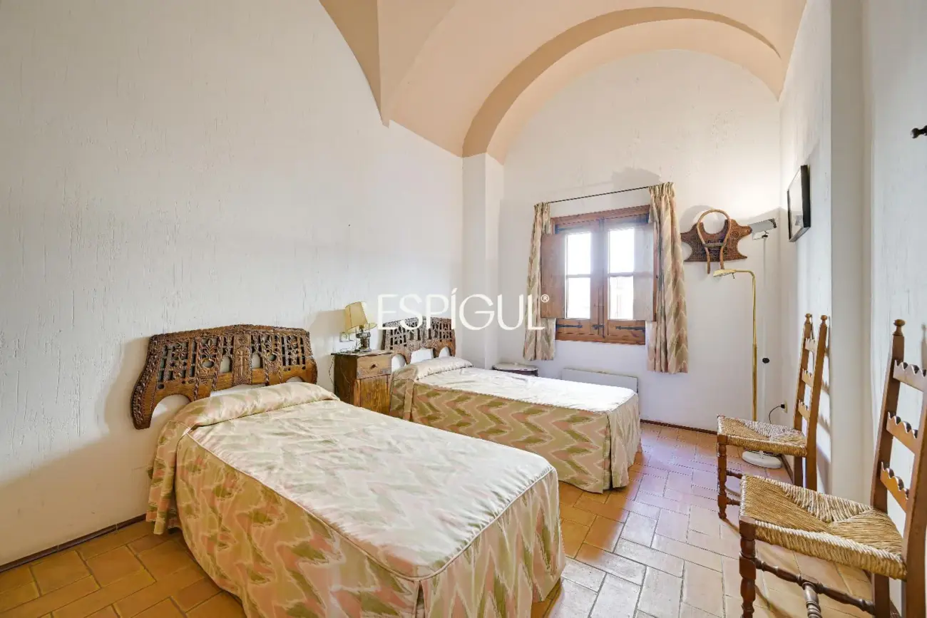 Exclusiva casa de pueblo con jardín en el centro