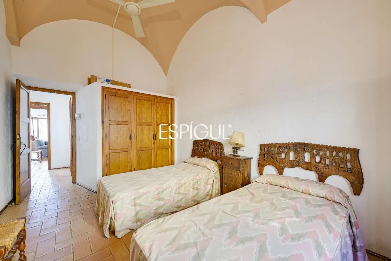 Exclusiva casa de pueblo con jardín en el centro