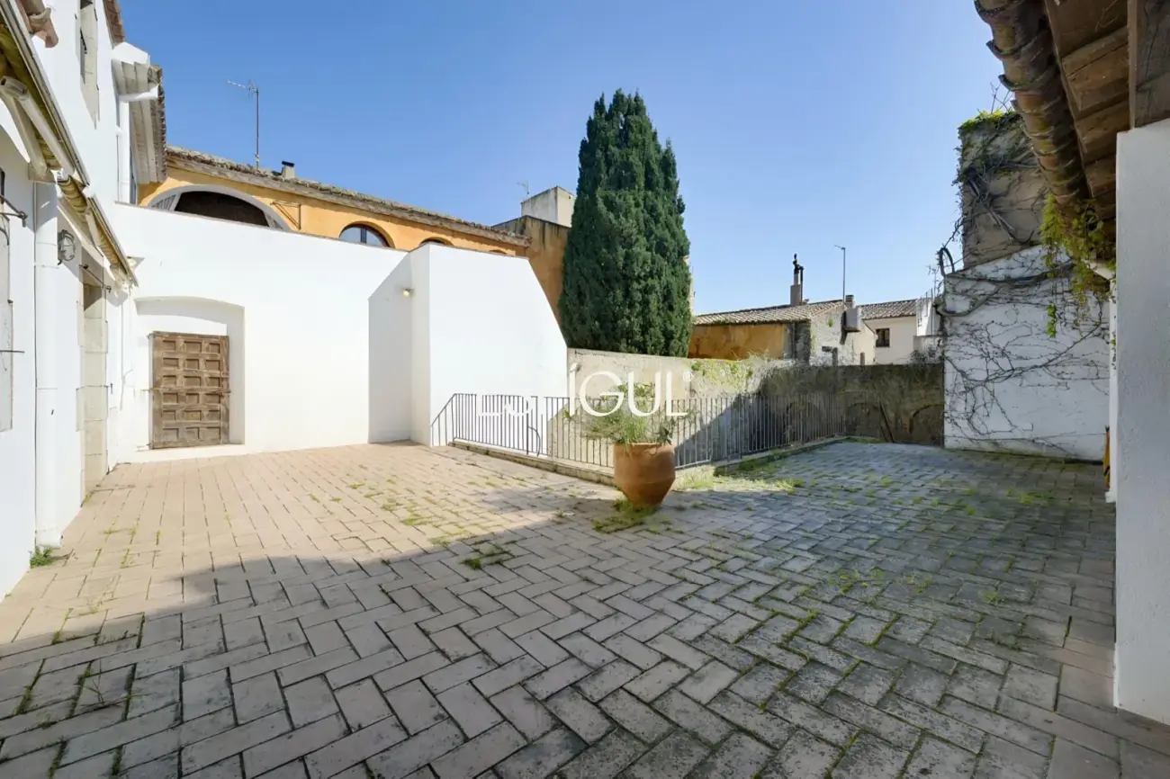 Exclusiva casa de pueblo con jardín en el centro