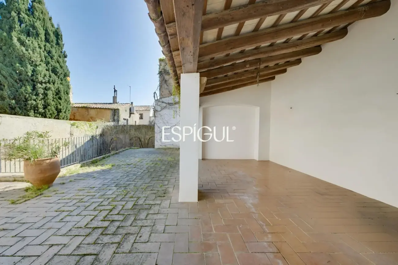 Exclusiva casa de pueblo con jardín en el centro