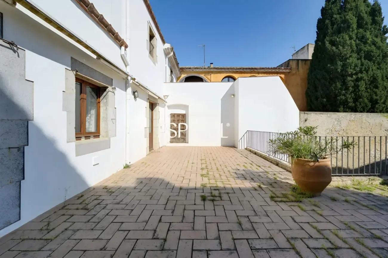 Exclusiva casa de pueblo con jardín en el centro