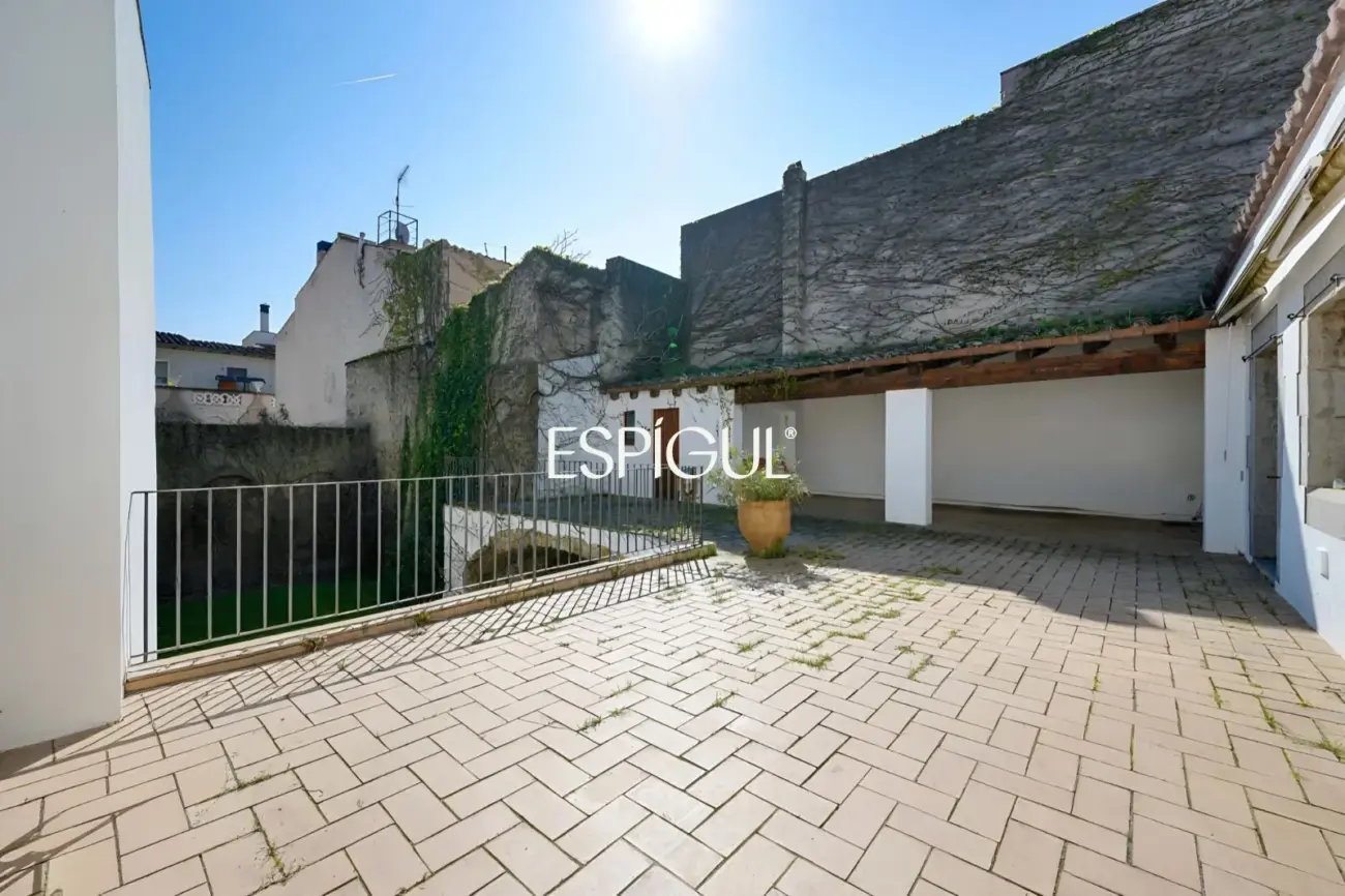 Exclusiva casa de pueblo con jardín en el centro