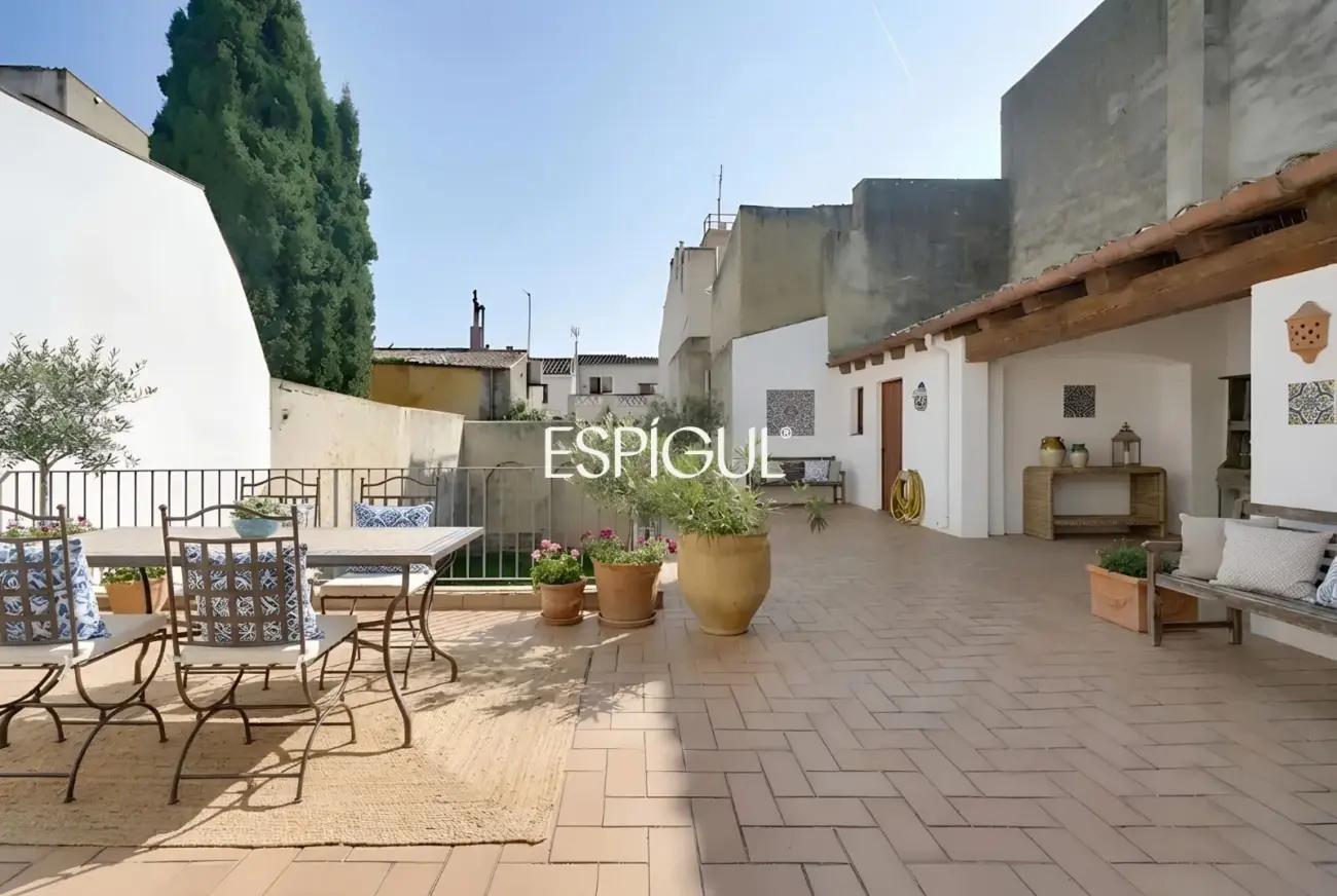 Exclusiva casa de pueblo con jardín en el centro