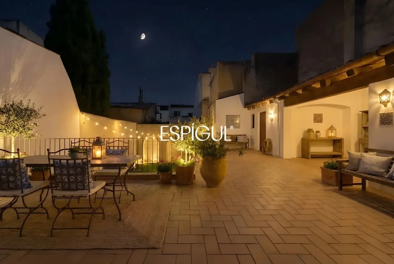 Exclusiva casa de pueblo con jardín en el centro