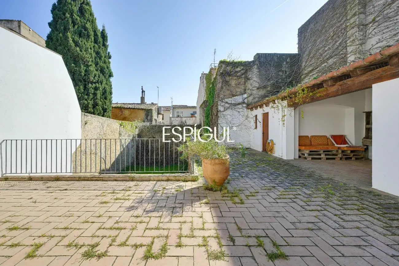 Exclusiva casa de pueblo con jardín en el centro