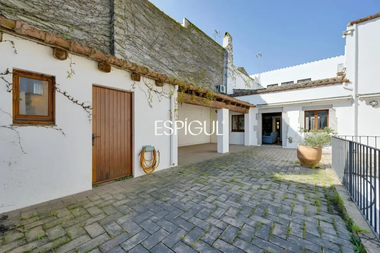 Exclusiva casa de pueblo con jardín en el centro