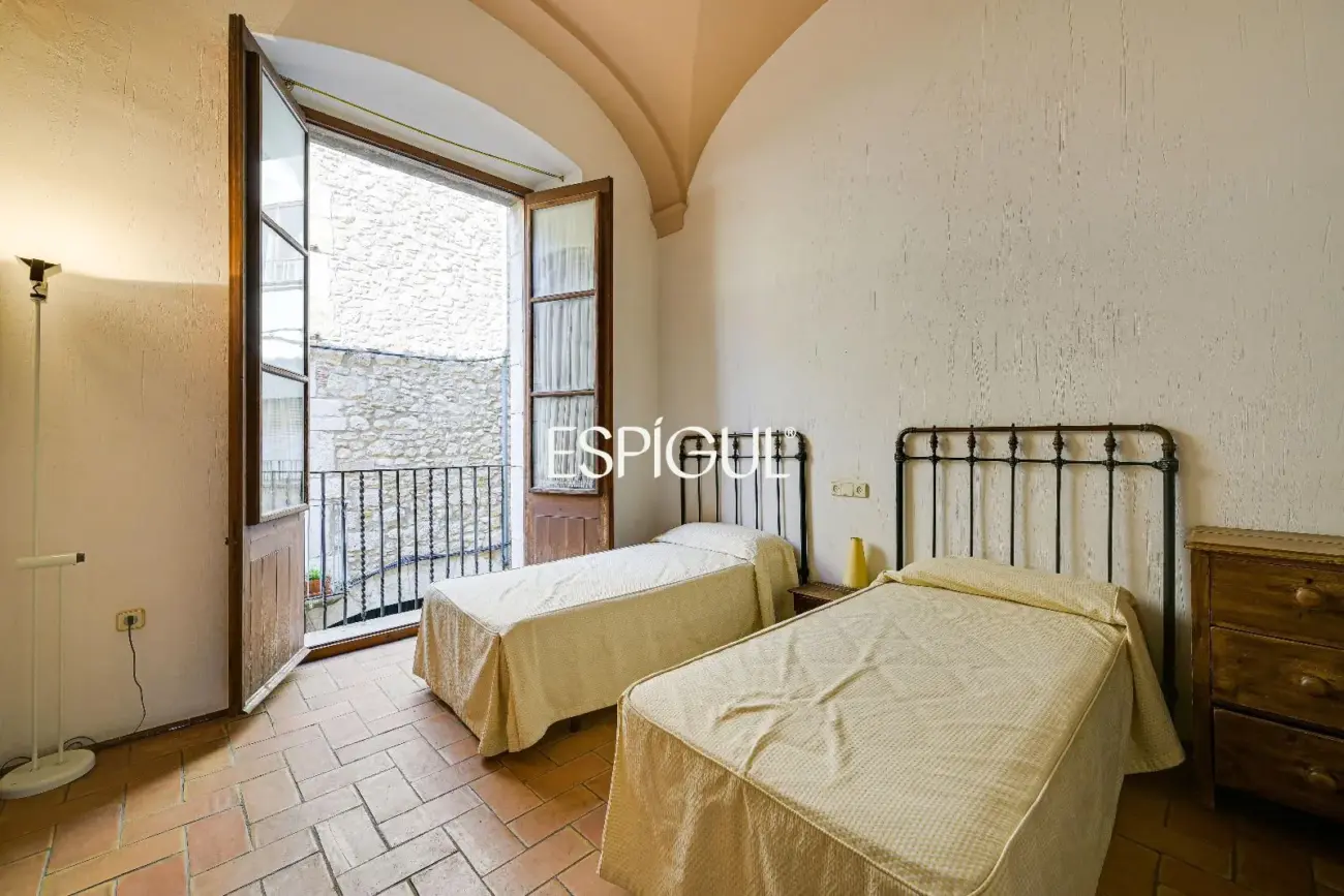 Exclusiva casa de pueblo con jardín en el centro