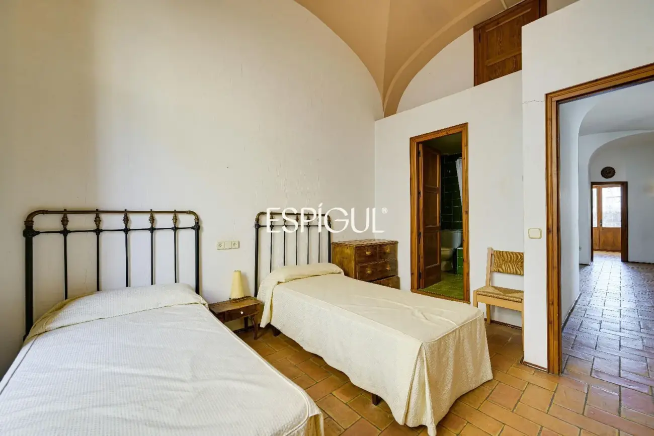 Exclusiva casa de pueblo con jardín en el centro