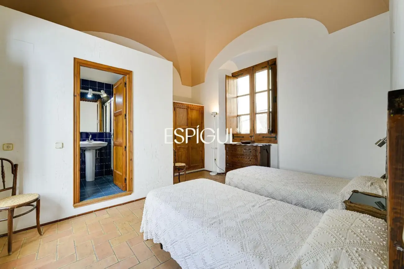 Exclusiva casa de pueblo con jardín en el centro