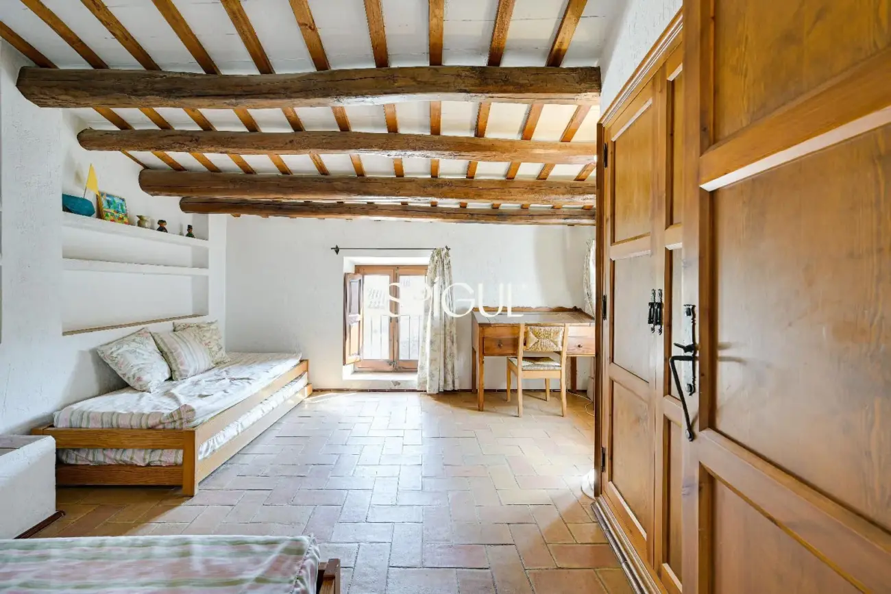 Exclusiva casa de pueblo con jardín en el centro