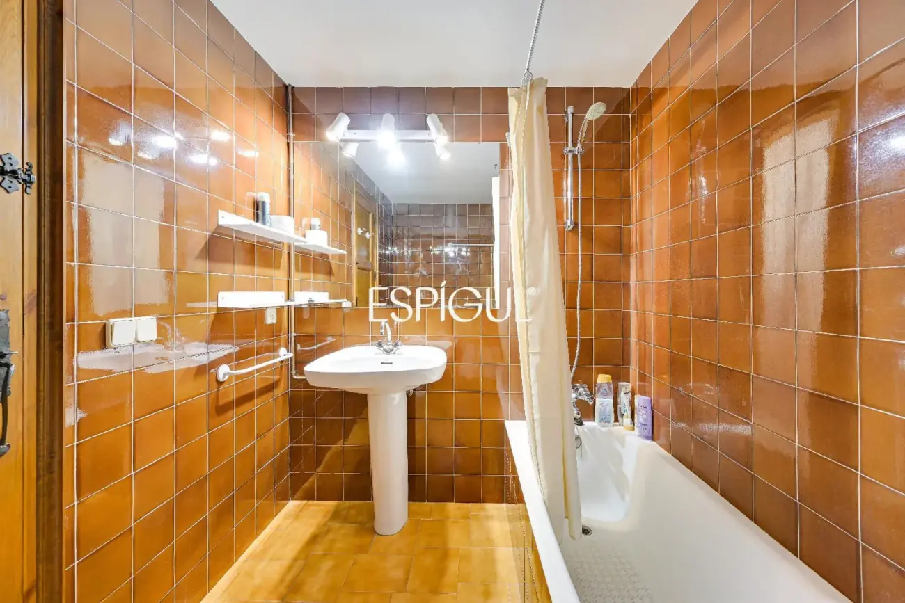 Exclusiva casa de pueblo con jardín en el centro