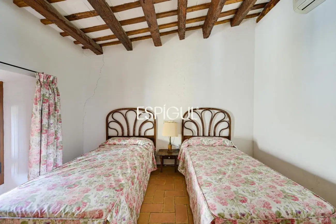 Exclusiva casa de pueblo con jardín en el centro