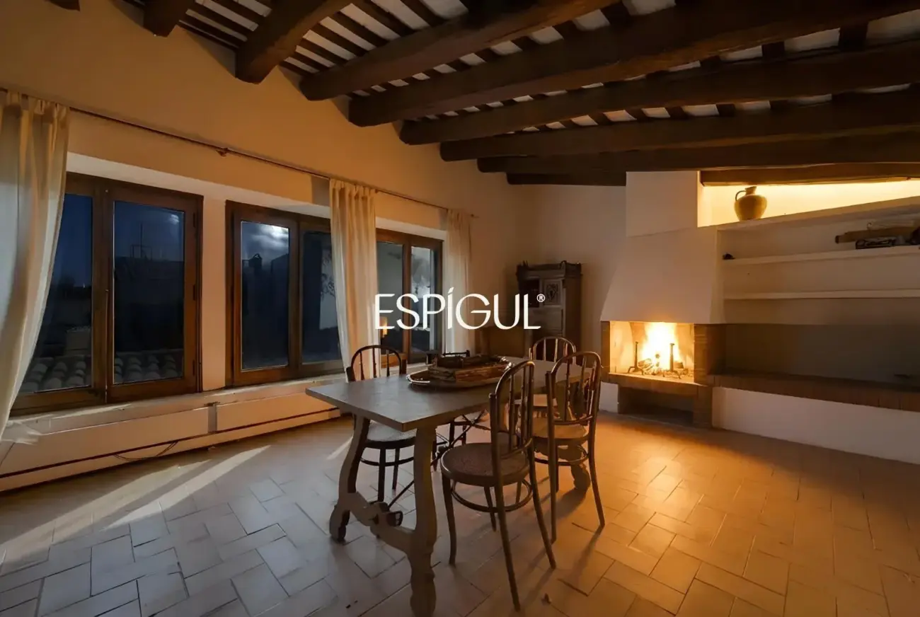 Exclusiva casa de pueblo con jardín en el centro