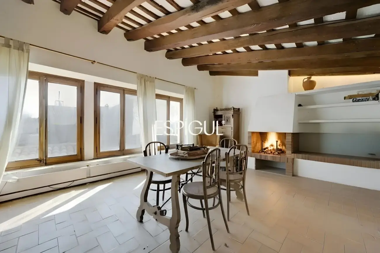 Exclusiva casa de pueblo con jardín en el centro