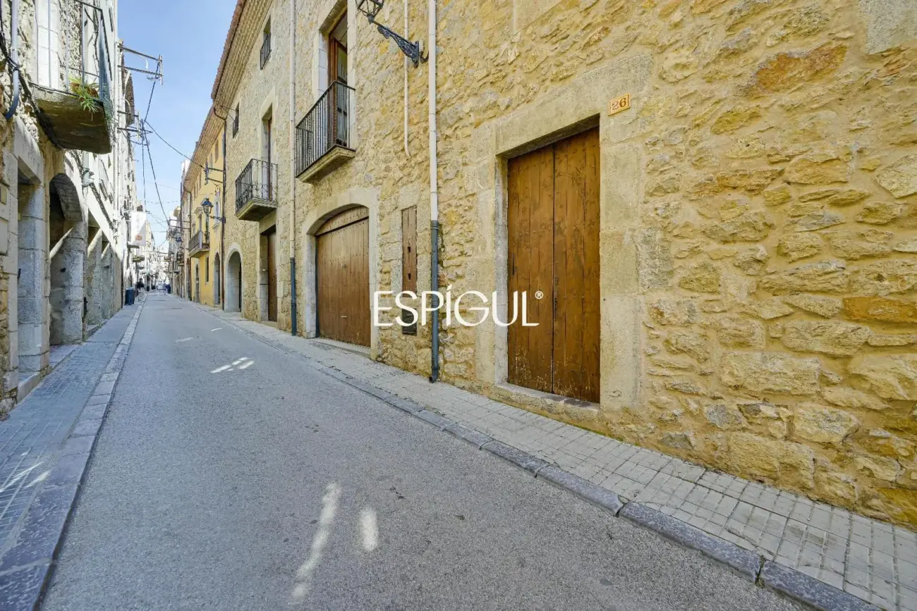 Exclusiva casa de pueblo con jardín en el centro