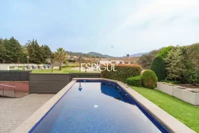 Exclusiva casa unifamiliar de obra vista en el centro de Vallromanes