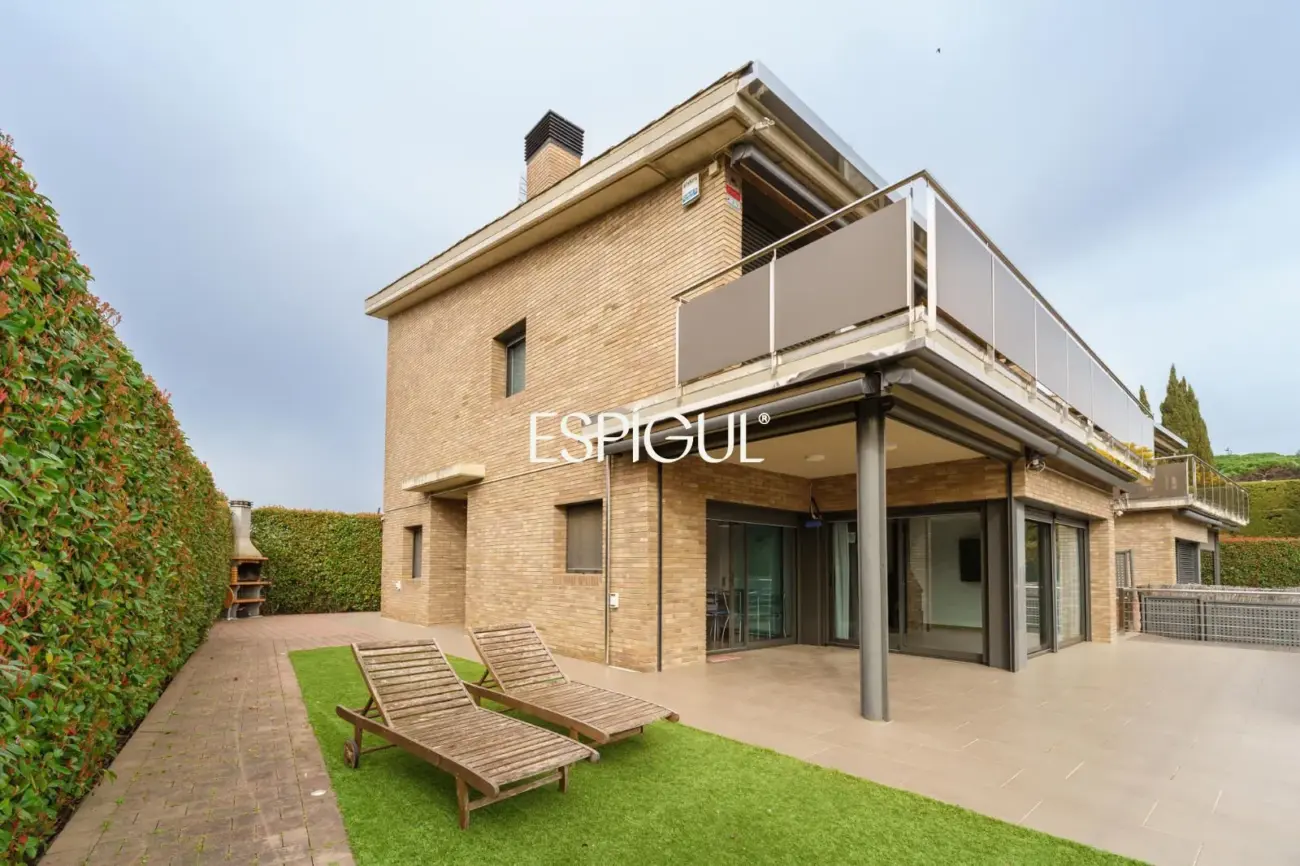 Exclusiva casa unifamiliar de obra vista en el centro de Vallromanes