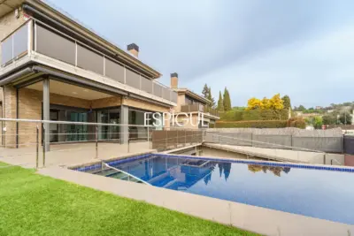 Exclusiva casa unifamiliar de obra vista en el centro de Vallromanes