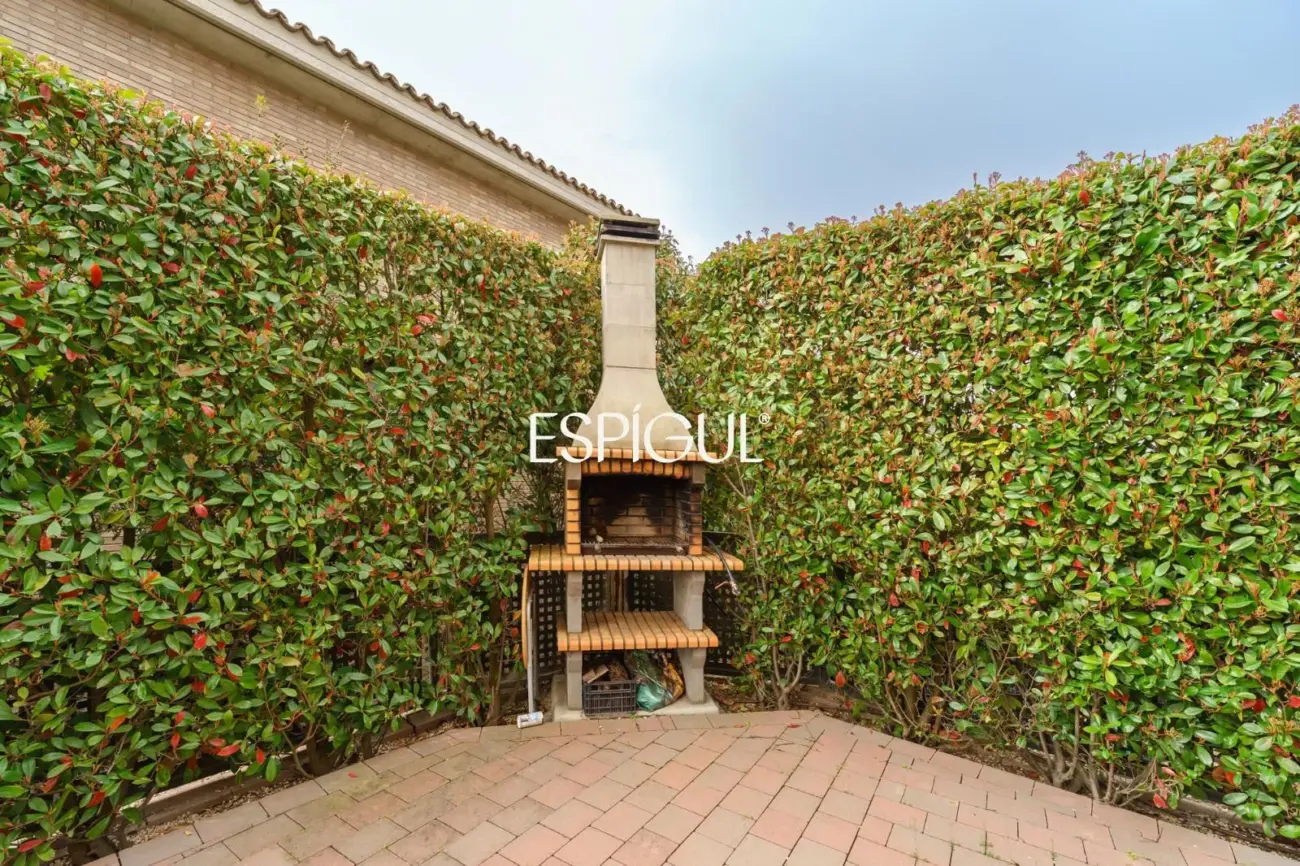 Exclusiva casa unifamiliar de obra vista en el centro de Vallromanes