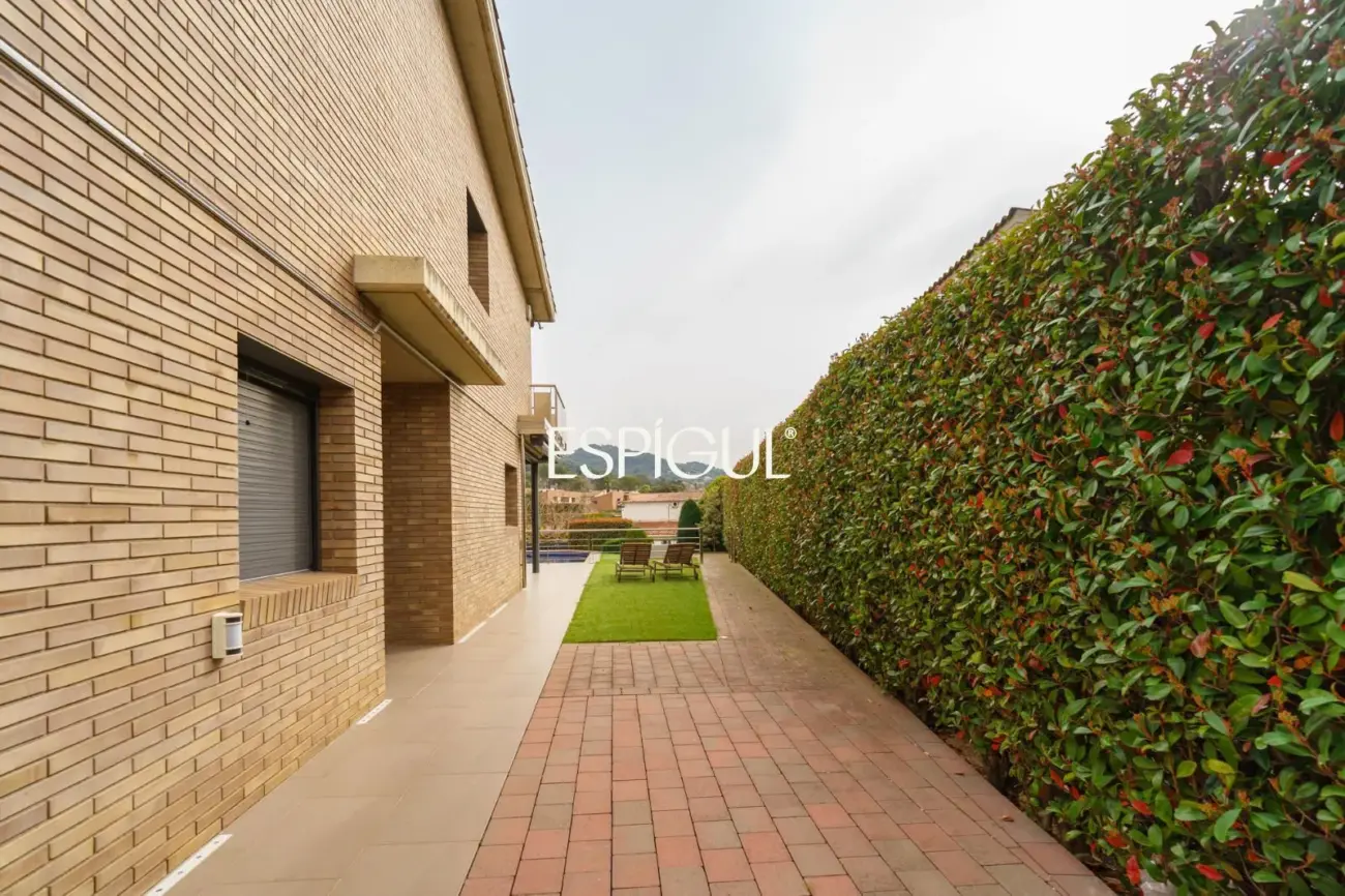 Exclusiva casa unifamiliar de obra vista en el centro de Vallromanes