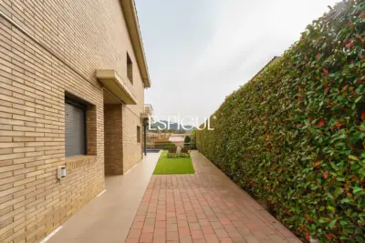 Exclusiva casa unifamiliar de obra vista en el centro de Vallromanes