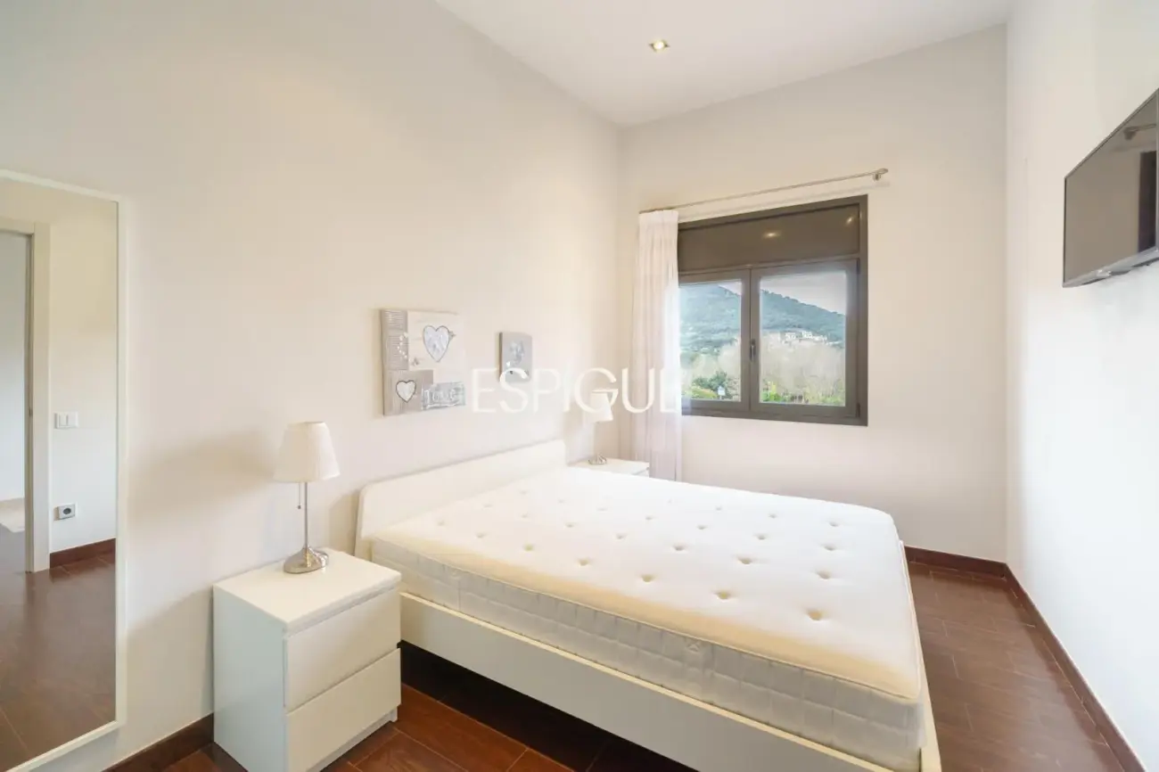 Exclusiva casa unifamiliar de obra vista en el centro de Vallromanes