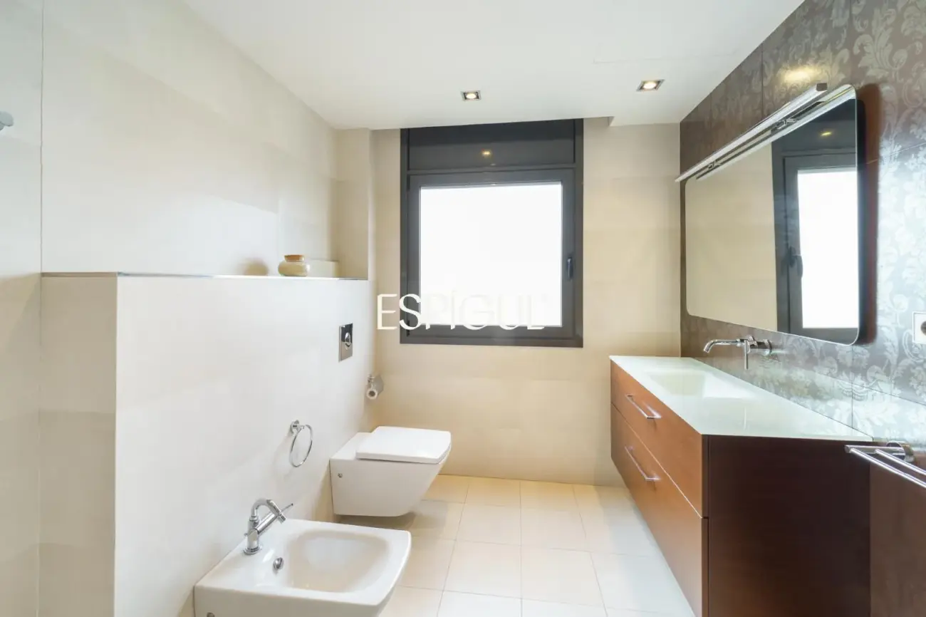 Exclusiva casa unifamiliar de obra vista en el centro de Vallromanes