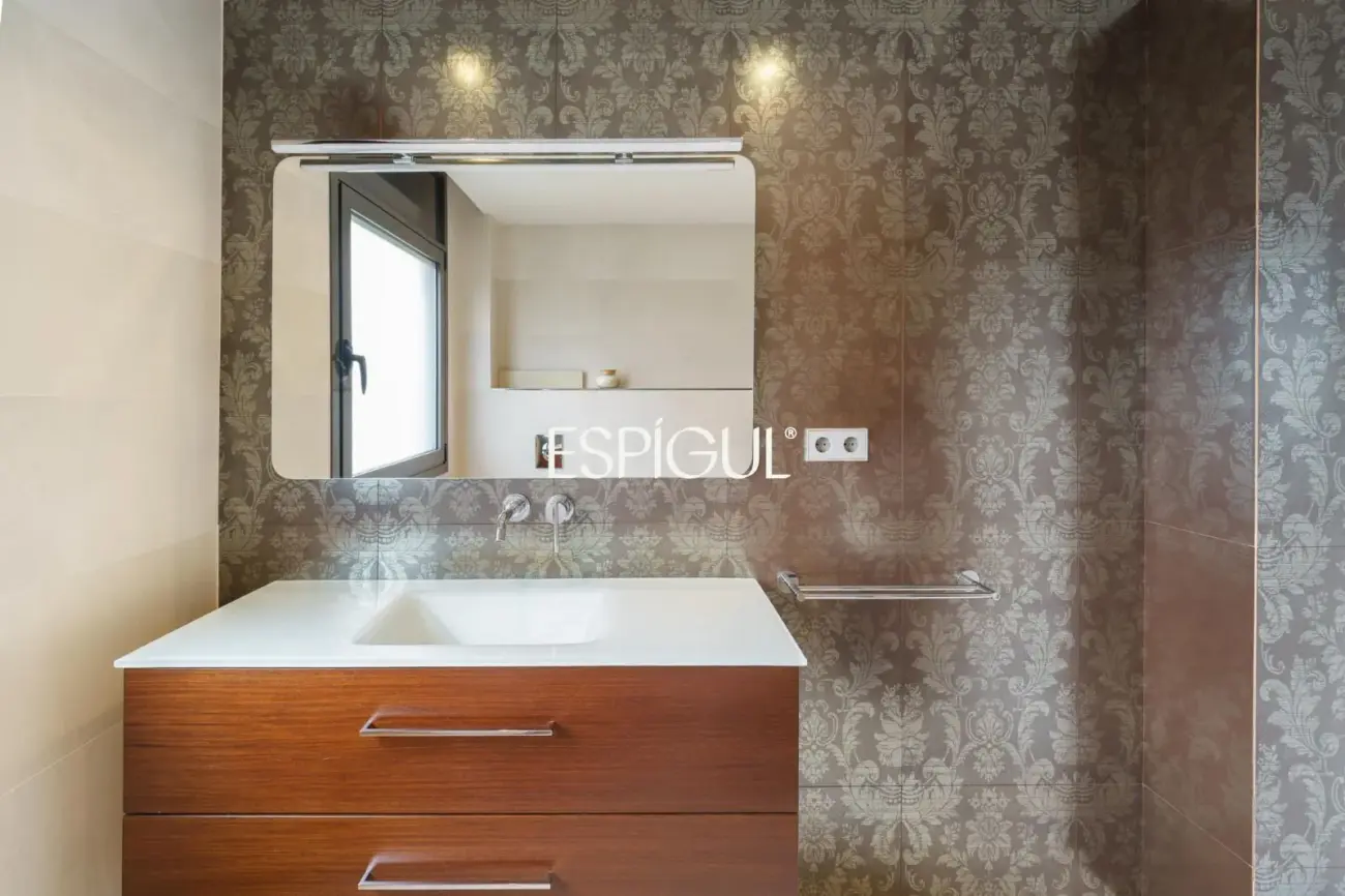 Exclusiva casa unifamiliar de obra vista en el centro de Vallromanes