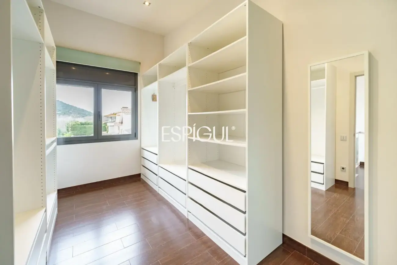 Exclusiva casa unifamiliar de obra vista en el centro de Vallromanes