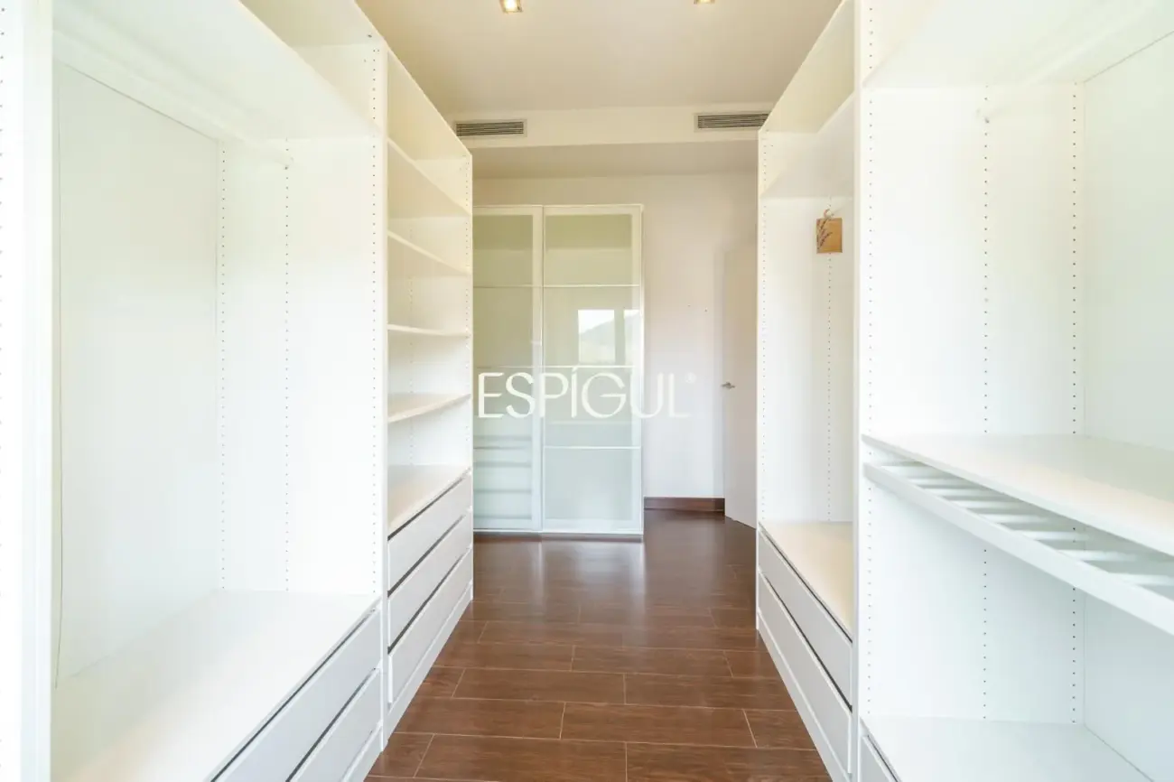 Exclusiva casa unifamiliar de obra vista en el centro de Vallromanes