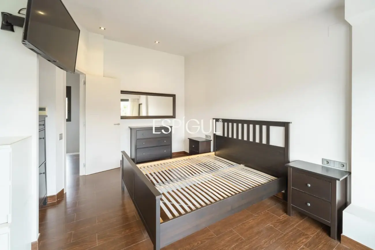 Exclusiva casa unifamiliar de obra vista en el centro de Vallromanes