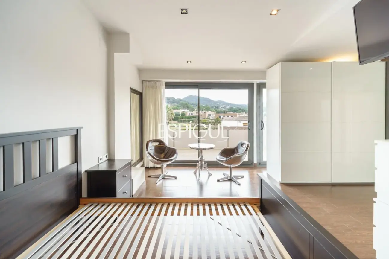 Exclusiva casa unifamiliar de obra vista en el centro de Vallromanes