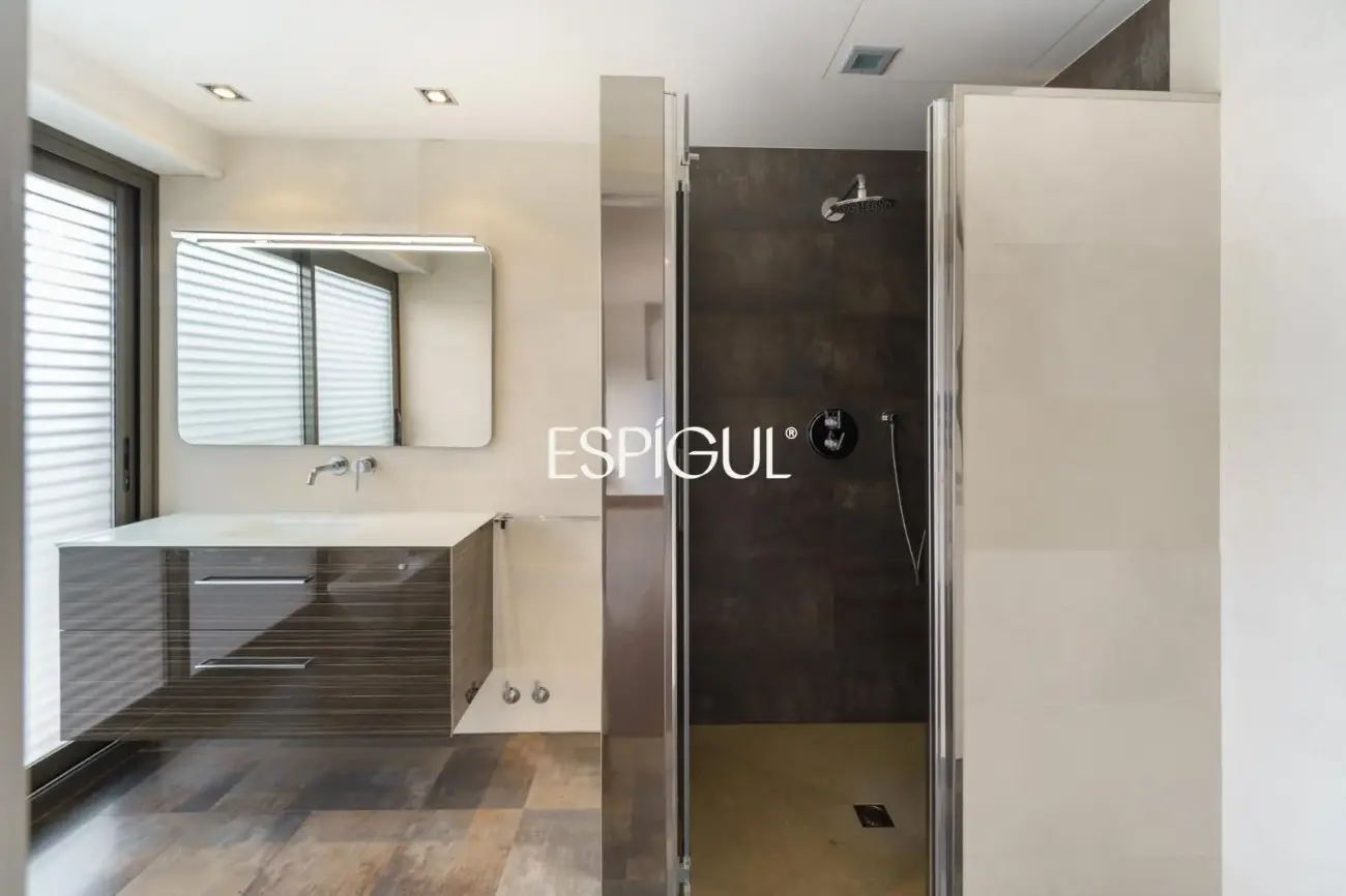 Exclusiva casa unifamiliar de obra vista en el centro de Vallromanes