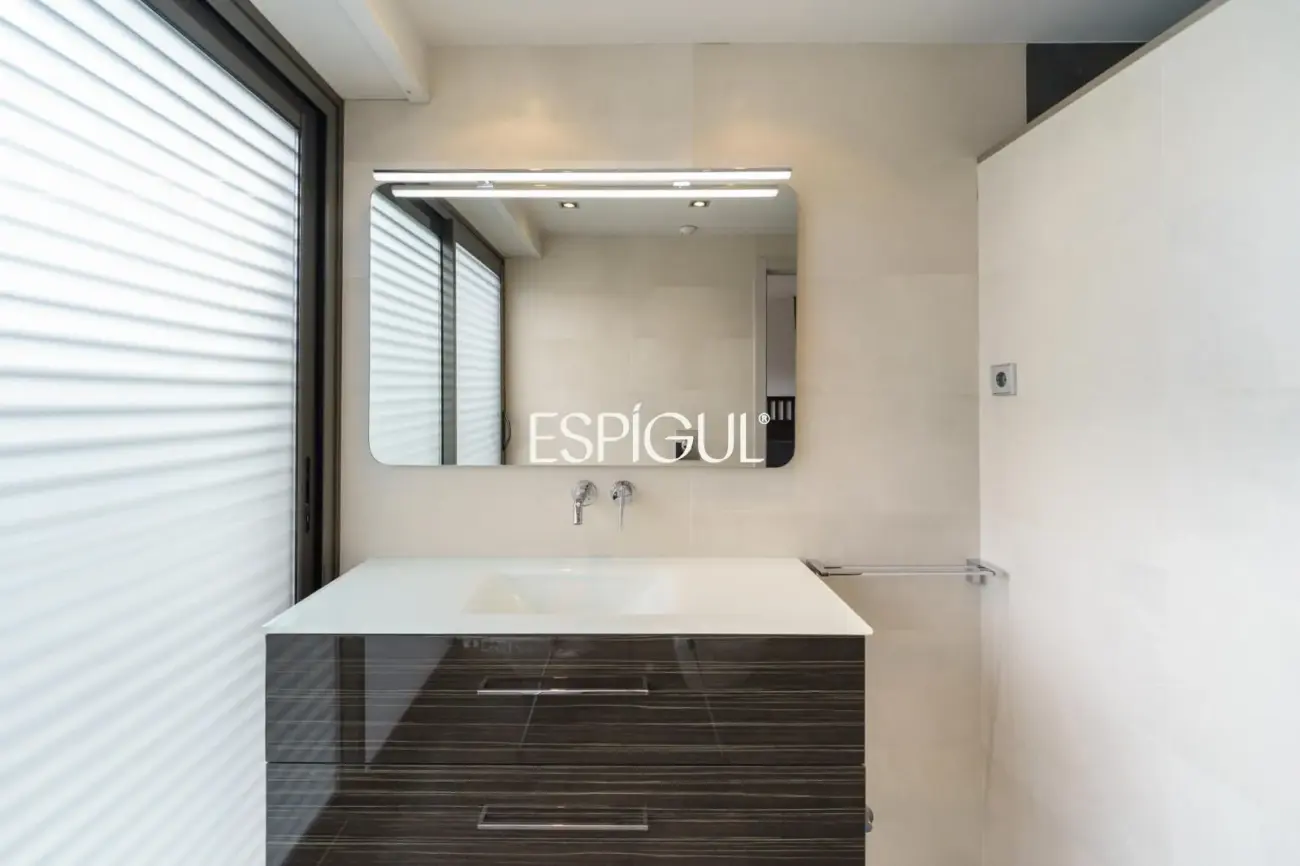 Exclusiva casa unifamiliar de obra vista en el centro de Vallromanes