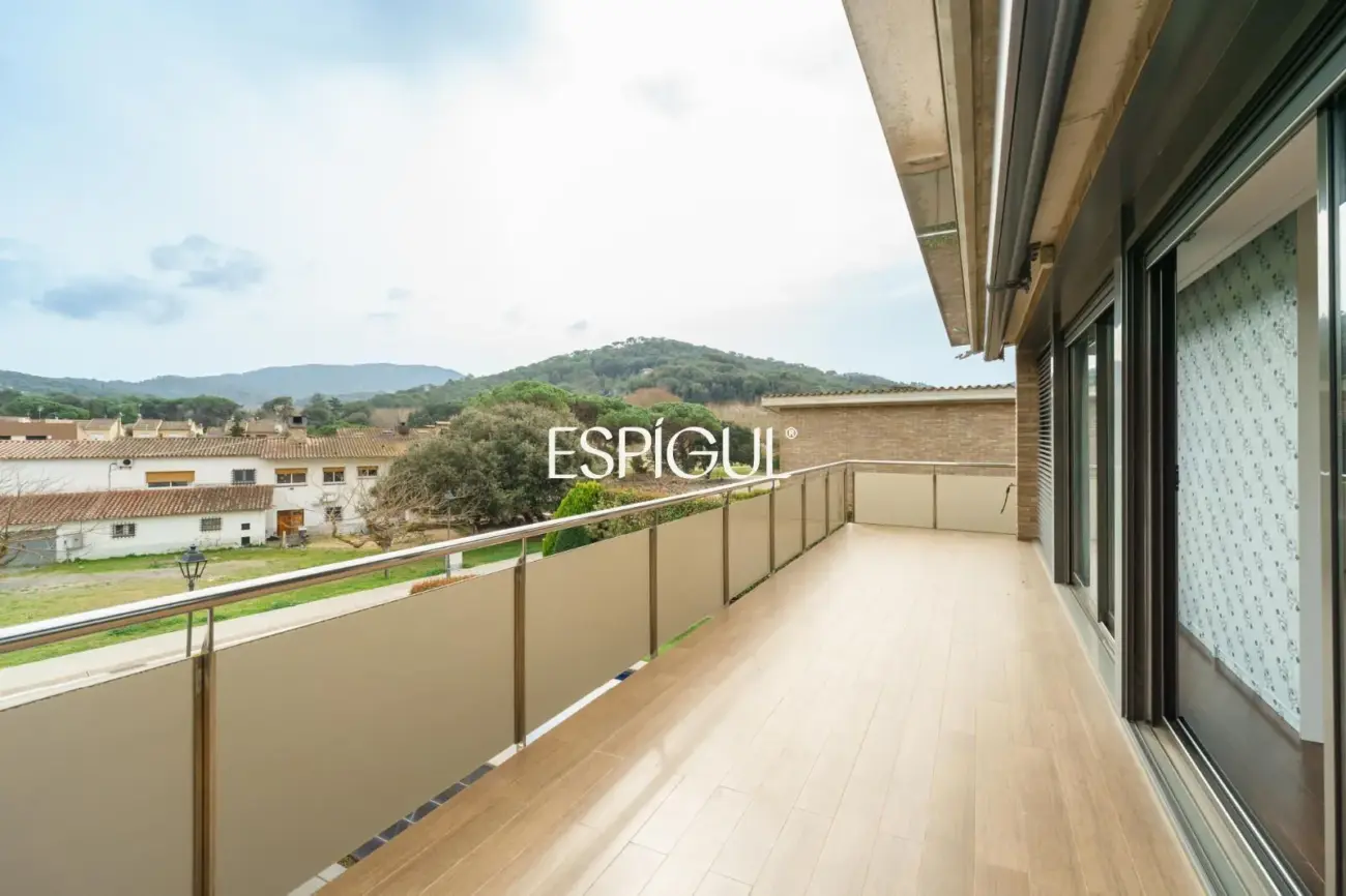 Exclusiva casa unifamiliar de obra vista en el centro de Vallromanes