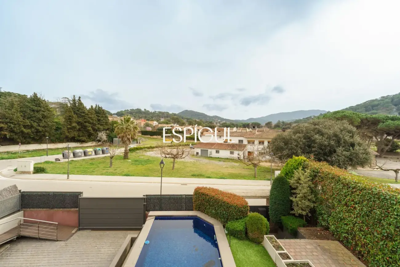 Exclusiva casa unifamiliar de obra vista en el centro de Vallromanes